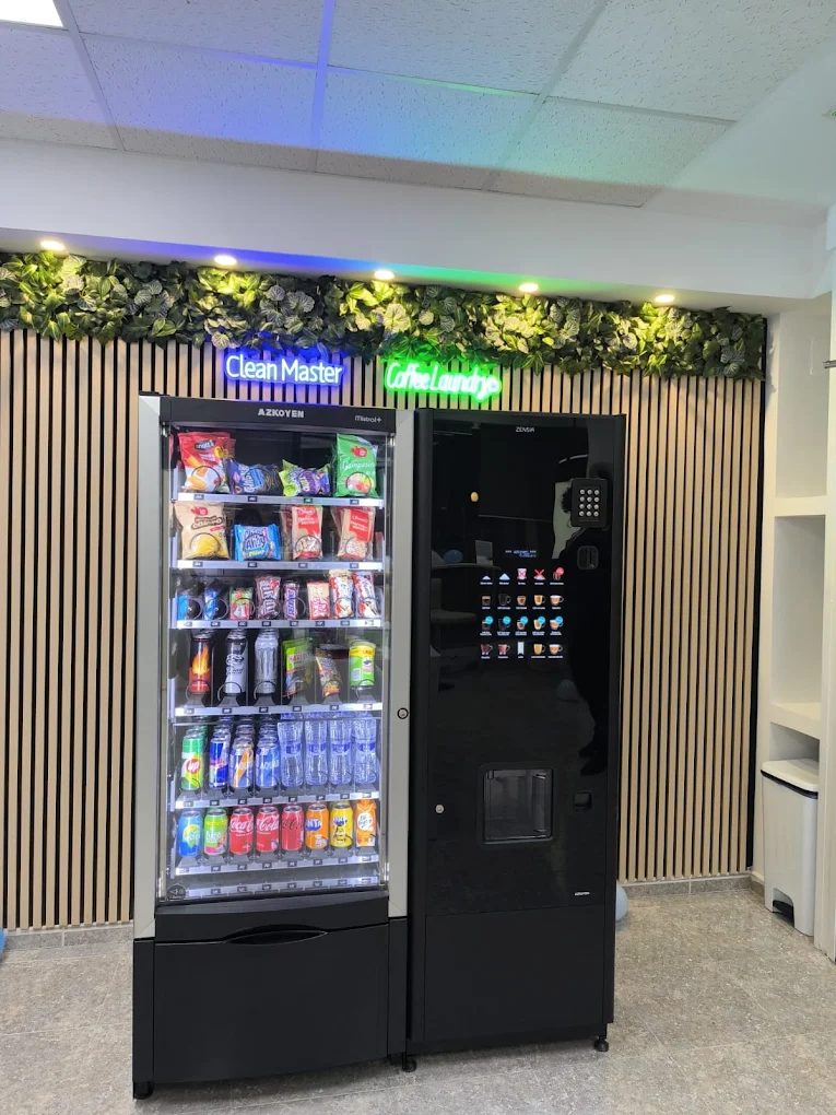 Máquinas de café y snacks de la zona vending